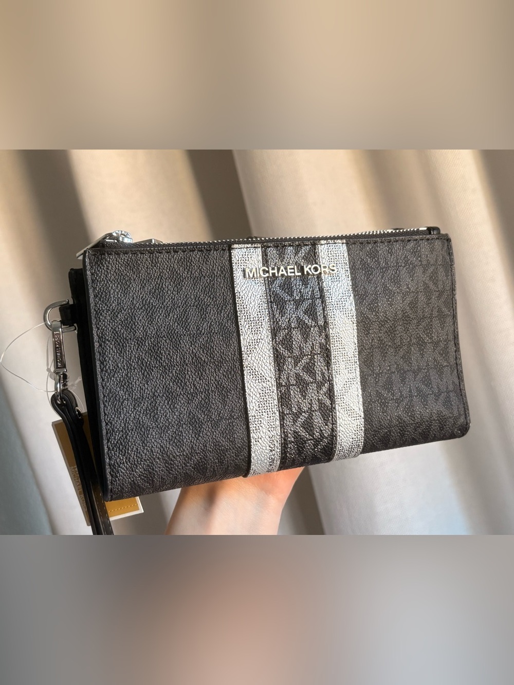 Michael Kors Jet Set Travel Signature Wristlet Wallet - NWT. Black and Silver